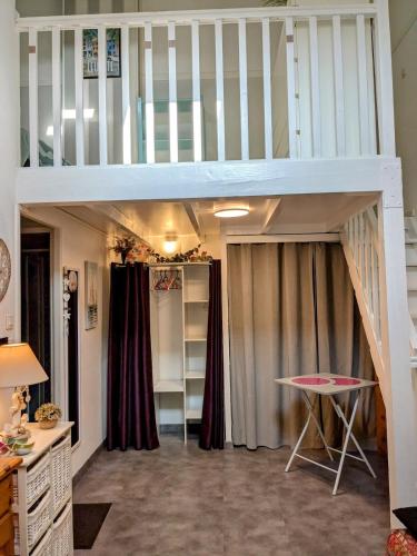 Cette chambre comprend un lit en mezzanine et un bureau. dans l'établissement Maison confortable 6 couchages labellisée 3 Etoiles par Gîtes de France, à Port-Leucate