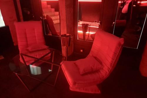 Photo de la galerie de l'établissement Romantic Jacuzzi room in the heart of Vieux Lyon, à Lyon