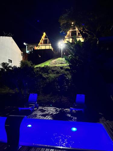 Kolam renang di atau dekat dengan Chalé Beira da Lagoa Jacuzzi, Lareira e Piscina