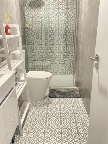 Un baño con ducha y WC. en Egas Duplex Historic Centre, en Guimarães