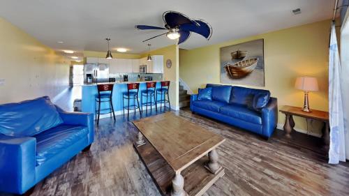 Χώρος καθιστικού στο Put-in-Bay Waterfront Condo #205