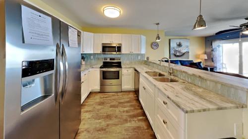 Η κουζίνα ή μικρή κουζίνα στο Put-in-Bay Waterfront Condo #205
