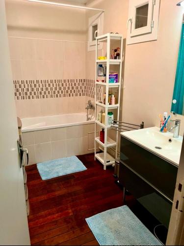 une salle de bain avec une baignoire et un lavabo dans l'établissement havre de paix au Porte d 'Avignon, aux Angles (Gard)