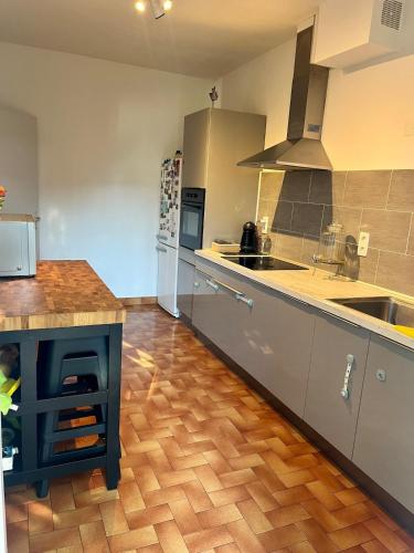 Il comprend une cuisine équipée d'appareils en acier inoxydable et du parquet. dans l'établissement havre de paix au Porte d 'Avignon, aux Angles (Gard)