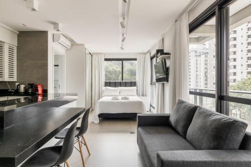 a living room with a bed and a couch at ZEE Studios by Viva - Studios a 200m da beira-mar norte in Florianópolis