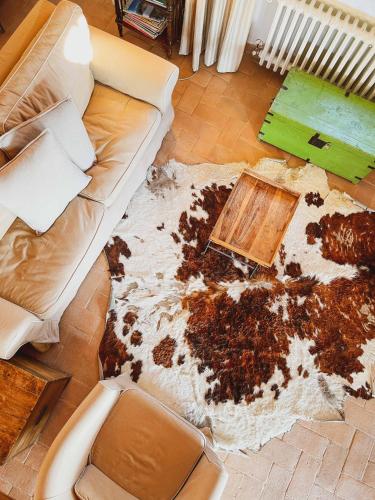 a living room with a couch with a pile of debris at Pietra Pizzuta Country House in Torre deʼ Passeri