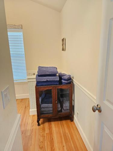 une pièce avec une table avec des serviettes dessus dans l'établissement Charming, Private Cottage in Myrtle Creek, à Myrtle Creek