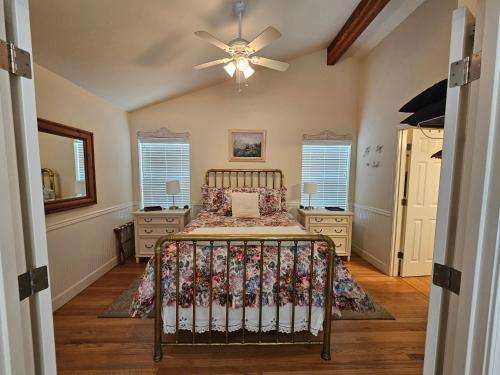 une chambre avec un lit et un ventilateur de plafond dans l'établissement Charming, Private Cottage in Myrtle Creek, à Myrtle Creek