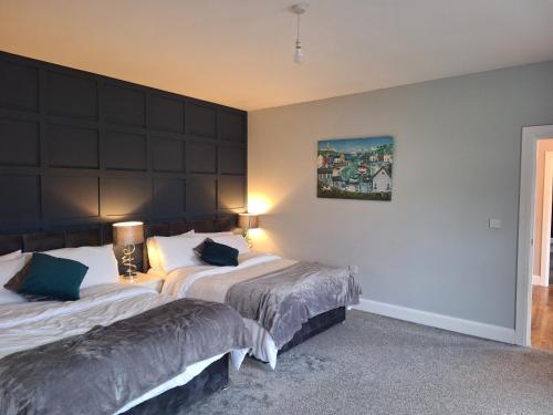 Giường trong phòng chung tại Luxury spacious room