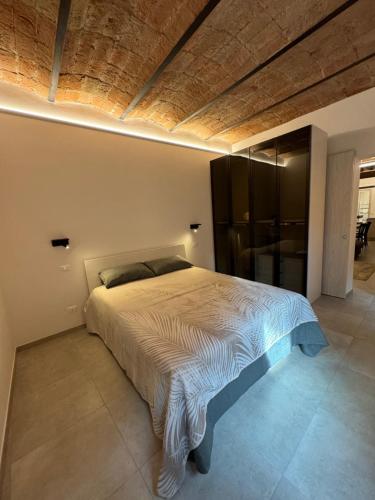 a bedroom with a large bed in a room at Appartamento MIRASOLE in San Giovanni in Persiceto