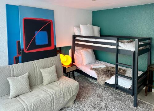 - un salon avec un canapé et des lits superposés dans l'établissement Appartement chic & design sur le port, à La Grande Motte