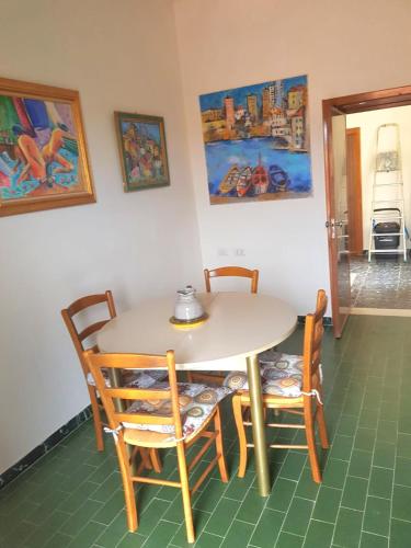 a table and chairs in a room at apartamanto Gloria in Sant Antonio Di Gallura