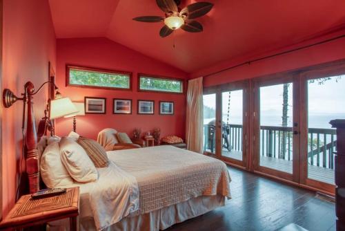 Un dormitorio con una cama y un ventilador de techo. en Lake Pend Oreille Cabin, en Sagle