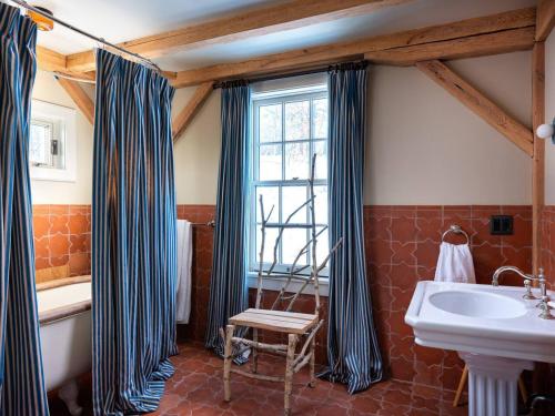 Koupelna v ubytování Post & Beam - Stunningly Designed Luxury Home with Pool & Hot Tub