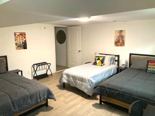 Un dormitorio con dos camas en una habitación. en New Listing Paradise Found Hot tub Pool More, en Nashville