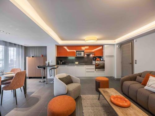 Salers : Elegant 3 pièces rénové avec grand salon et salle à manger, centre Moriond, 4/6 personnes - FR-1-563-8