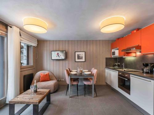 une cuisine avec une table et une salle à manger dans l'établissement Appartement Hereford : Cosy et Design, 4 Pers, 2 Ch, Proche Remontées, Courchevel Moriond - FR-1-563-50, à Courchevel