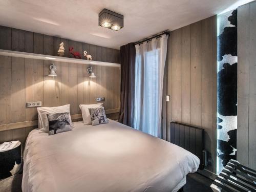 une chambre avec un grand lit et une fenêtre dans l'établissement Appartement Hereford : Cosy et Design, 4 Pers, 2 Ch, Proche Remontées, Courchevel Moriond - FR-1-563-50, à Courchevel
