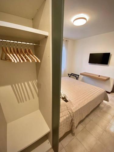Postel nebo postele na pokoji v ubytování La corte Apartment-Verona & Lake
