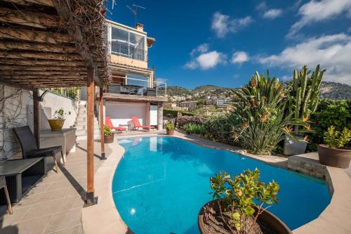 una piscina en el patio trasero de una villa en Bas de villa plus piscine Vue époustouflante, en Villefranche-sur-Mer