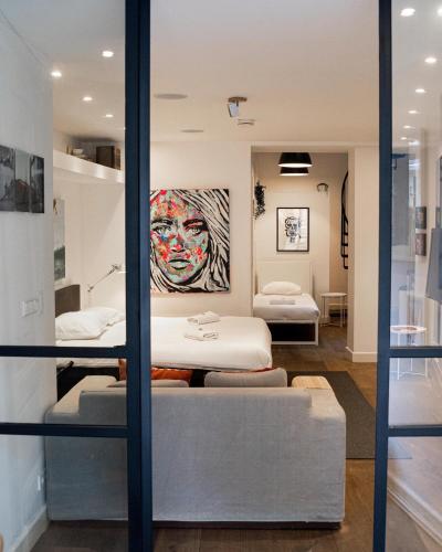 a bedroom with two beds and a couch at Spui apartment in center in Amsterdam