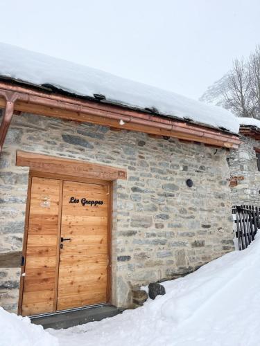 a barn door with the word no garage written on it at Les Greppes in Bonneval-sur-Arc