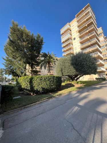 an empty street with trees and a tall building at El Horizonte de Benicassim III, Descubre esta lujosa propiedad a los pies del Mediterraneo in Benicàssim