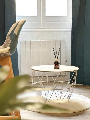 une table basse au milieu d'une pièce dans l'établissement #HT Le Lorraine Studio hyper-centre fully equipped, à Grenoble