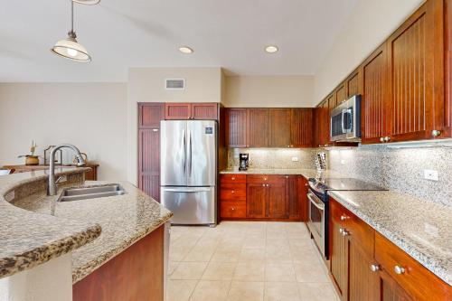 Η κουζίνα ή μικρή κουζίνα στο Waikoloa Fairway Villas #J6