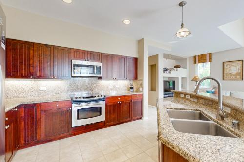 Η κουζίνα ή μικρή κουζίνα στο Waikoloa Fairway Villas #J6
