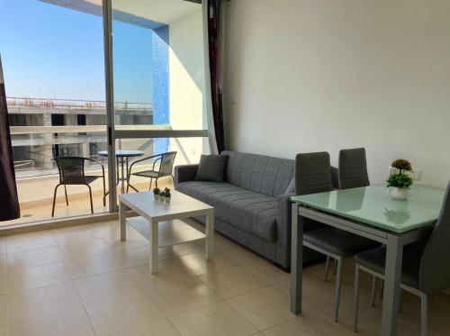 un soggiorno con un divano e un tavolo di bat-yam 2 Bedrooms on the beach a Bat Yam