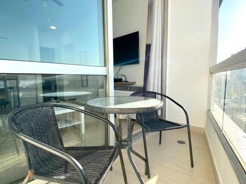 un tavolo e delle sedie in una stanza con una finestra di bat-yam 2 Bedrooms on the beach a Bat Yam