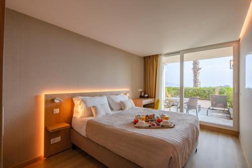 - une chambre avec un lit et un plateau de fruits dans l'établissement Hôtel La Plage, à Sainte-Maxime