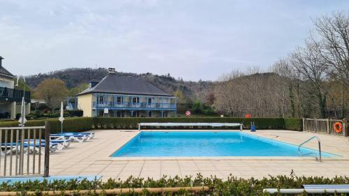 Piscine chauffée vue sur la Dordogne