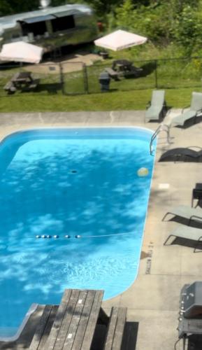 Piscina a Timber House Resort o a prop