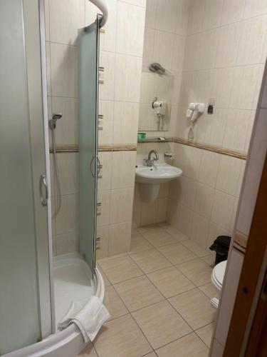 a bathroom with a shower and a sink at GAJOVA Restauracja & Nocleg in Pobiedziska
