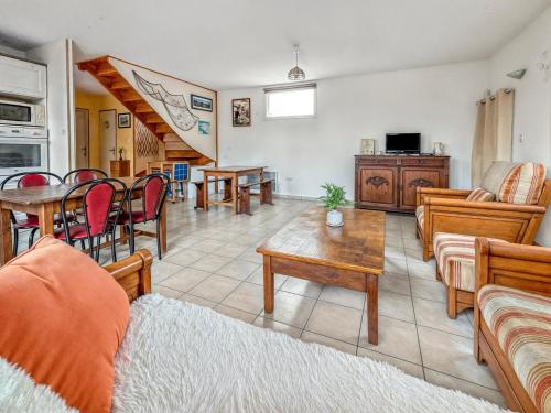 a living room with a couch and a table at Maison cosy avec grand jardin in Saint-Avé