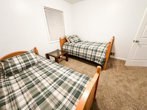 una camera da letto con due letti e una finestra di Perfect for West End Shopping a Billings