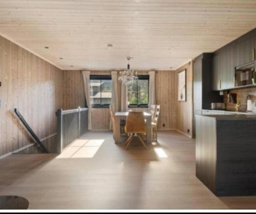 a kitchen and dining room with a table and chairs at Trysil turistesenter hytte in Trysil