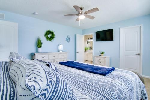 1 dormitorio con 1 cama con paredes azules y ventilador de techo en 1 Mi to Beach Fenwick Island Home with Boat Ramp, en Selbyville
