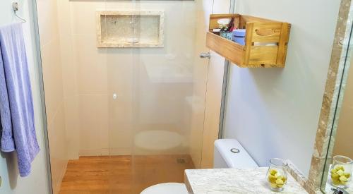 プライア・ド・フォルテにあるCasa Boha Praia do Forteの小さなバスルーム(トイレ、シャワー付)