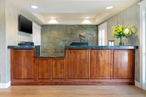 a large bar in a room with a wall at Best Western Cedar Inn & Suites in Angels Camp