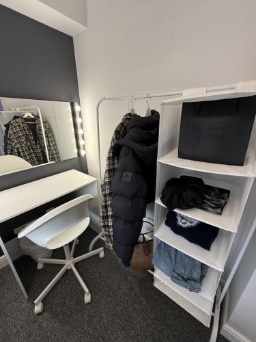 a bedroom with a desk and a bed with a sleeping bag at 2 Bed Apartment in Greenwich, Free Parking, DLR in London