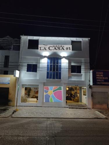 a building with a sign that reads la casa at Hotel La Casa 1 in Montería