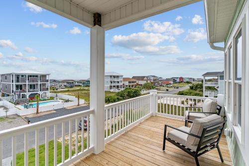 Μπαλκόνι ή βεράντα στο Seaside Serenity Newer Home with 2 Primary Suites