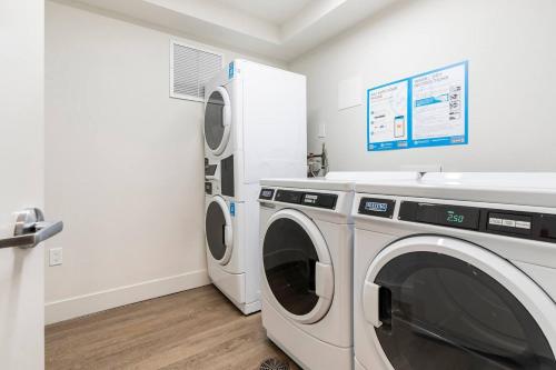 a laundry room with a washer and dryer at Cityscape Condotel on First Hill-Capitol Hill in Seattle