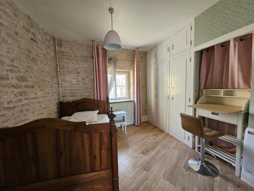 une chambre avec un lit et un bureau dans une pièce dans l'établissement Les Reflets, à Chalon-sur-Saône