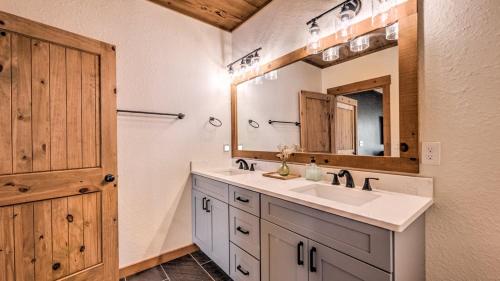 un bagno con lavandino e specchio di Paradise Found a Blue Ridge