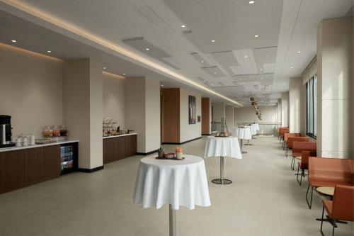 Ein Restaurant oder anderes Speiselokal in der Unterkunft Courtyard by Marriott Dakar Diamniadio 
