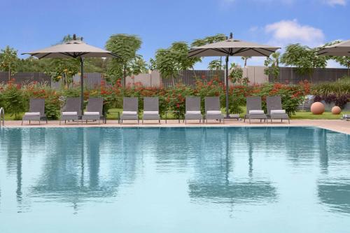 Der Swimmingpool an oder in der Nähe von Courtyard by Marriott Dakar Diamniadio